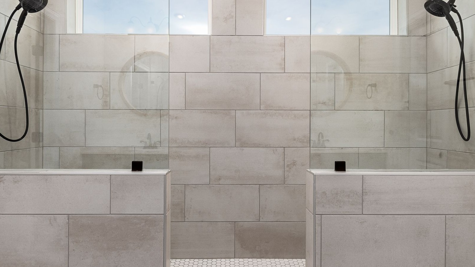 Tiled shower recess with tiled walls